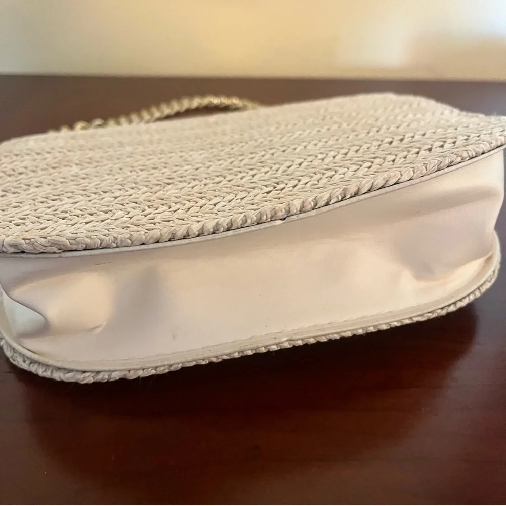 🧋Tan Woven Shoulder or Crossbody Purse w Gold Chain Strap & Secure Buckle